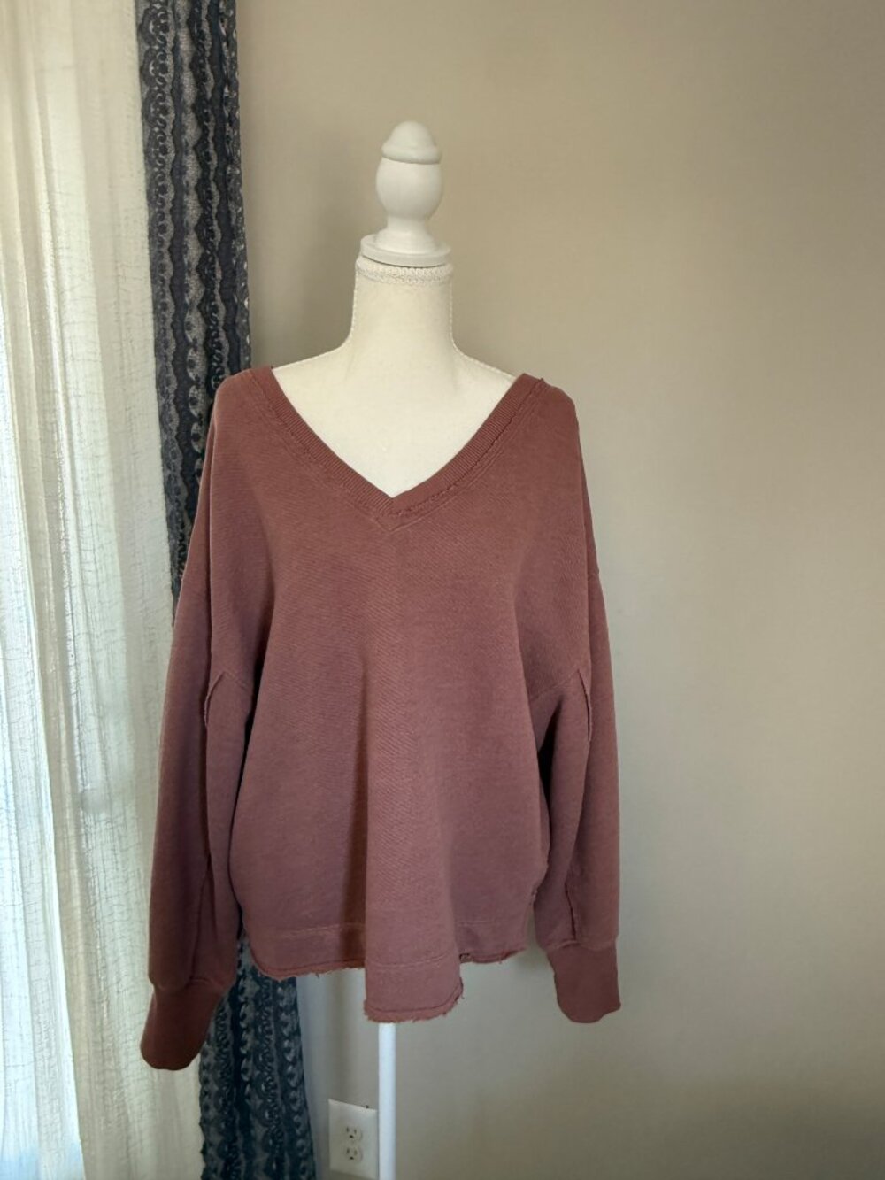 American Eagle Seriously Soft Lived-In V-Neck Sweatshirt - Mauve - S